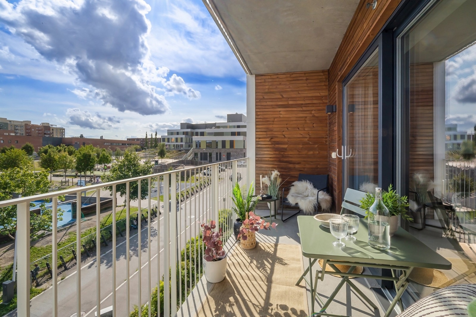 Sol på balkongen store deler av dagen. Galleribilde