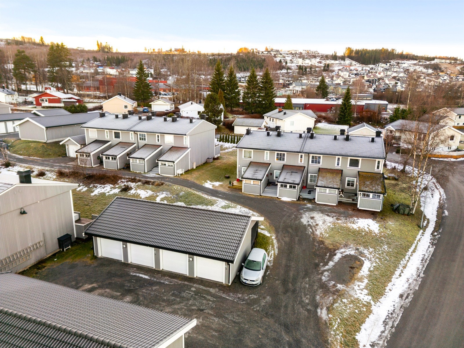 Stor eiet tomt som er felles for borettslaget. Andelseier disponerer den del av tomten som naturlig tilfaller sin bolig. Galleribilde