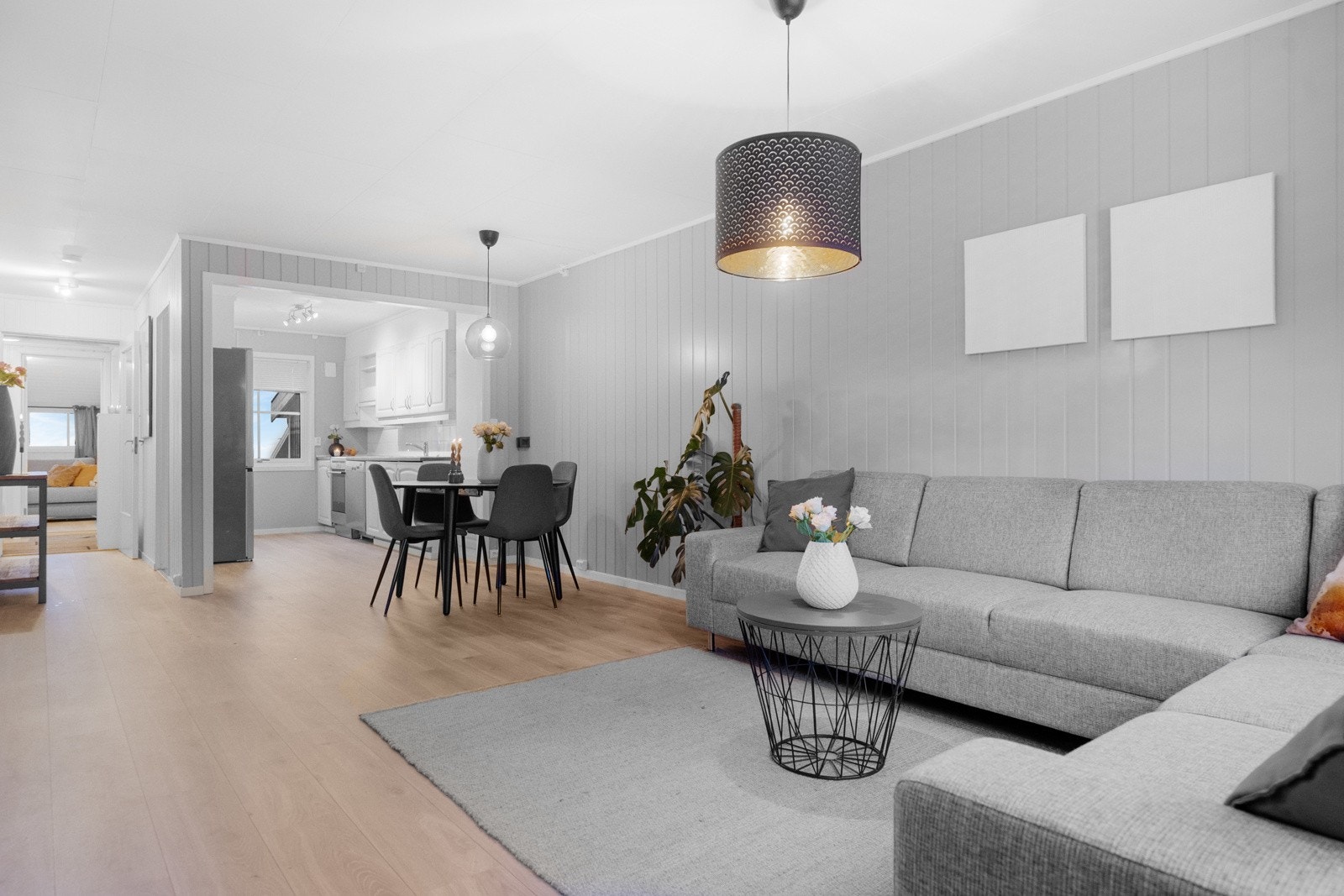 Stuen byr på rom for både sofakrok og spisestue. Galleribilde