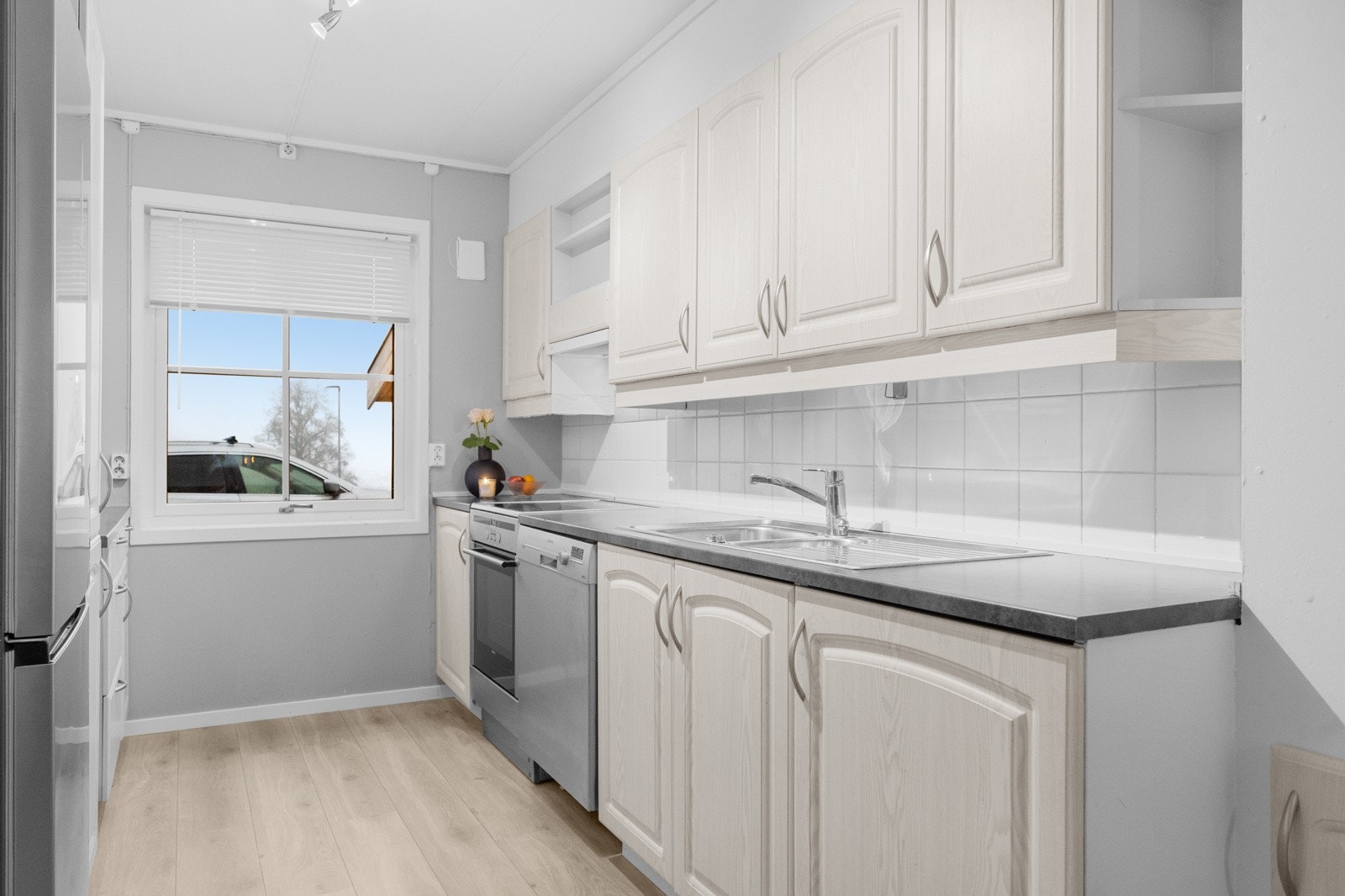 Kjøkkenet har god benkeplass og klassisk innredning med fliser over benkeplate. Galleribilde