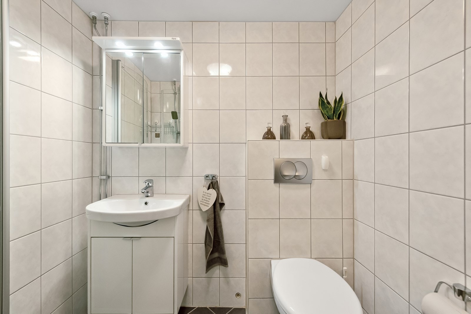 Bad pusset opp i regi av borettslaget i 2012. Vegghengt servantinnredning med skap og overspeil med lys og skap Galleribilde