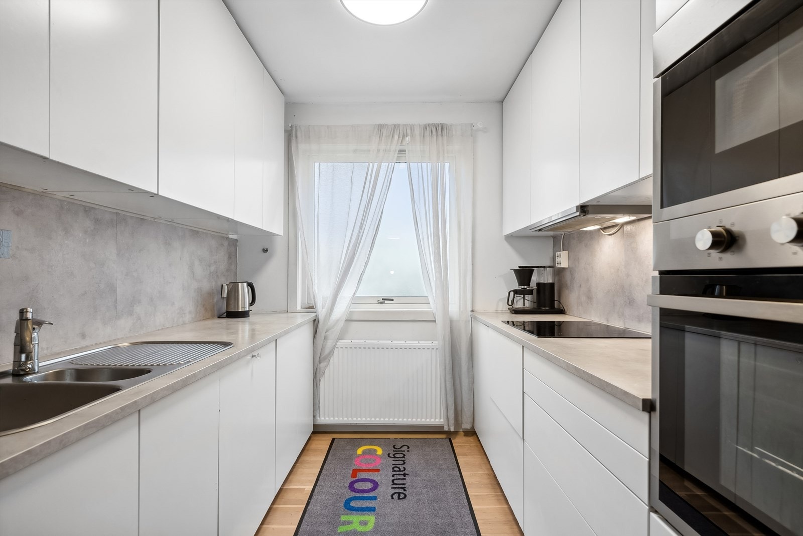 Godt med både benke- og skapplass som innbyr matlaging Galleribilde