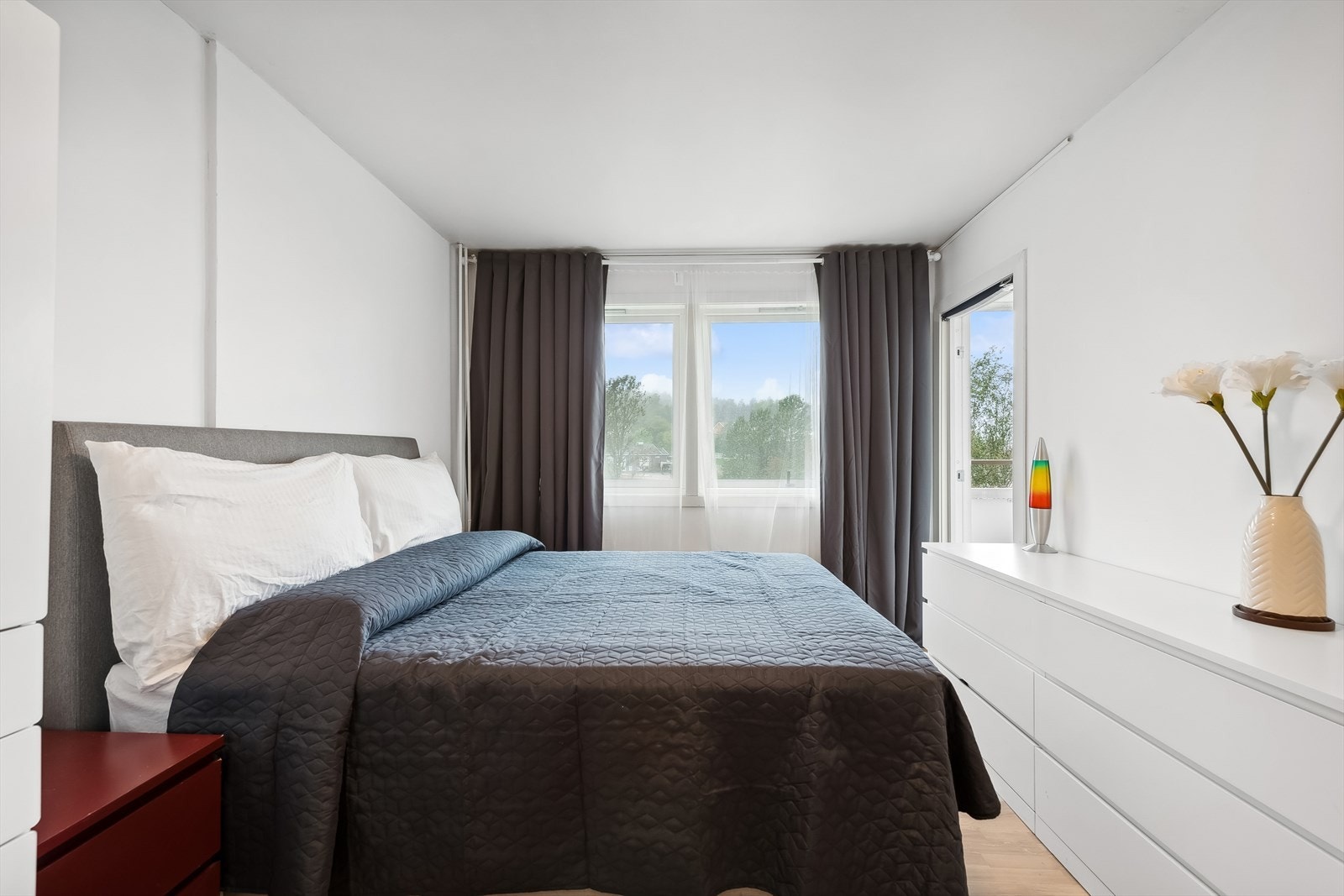 Hovedsoverom med adkomst til balkong. Her er det god plass for både dobbelseng og garderobeløsning Galleribilde