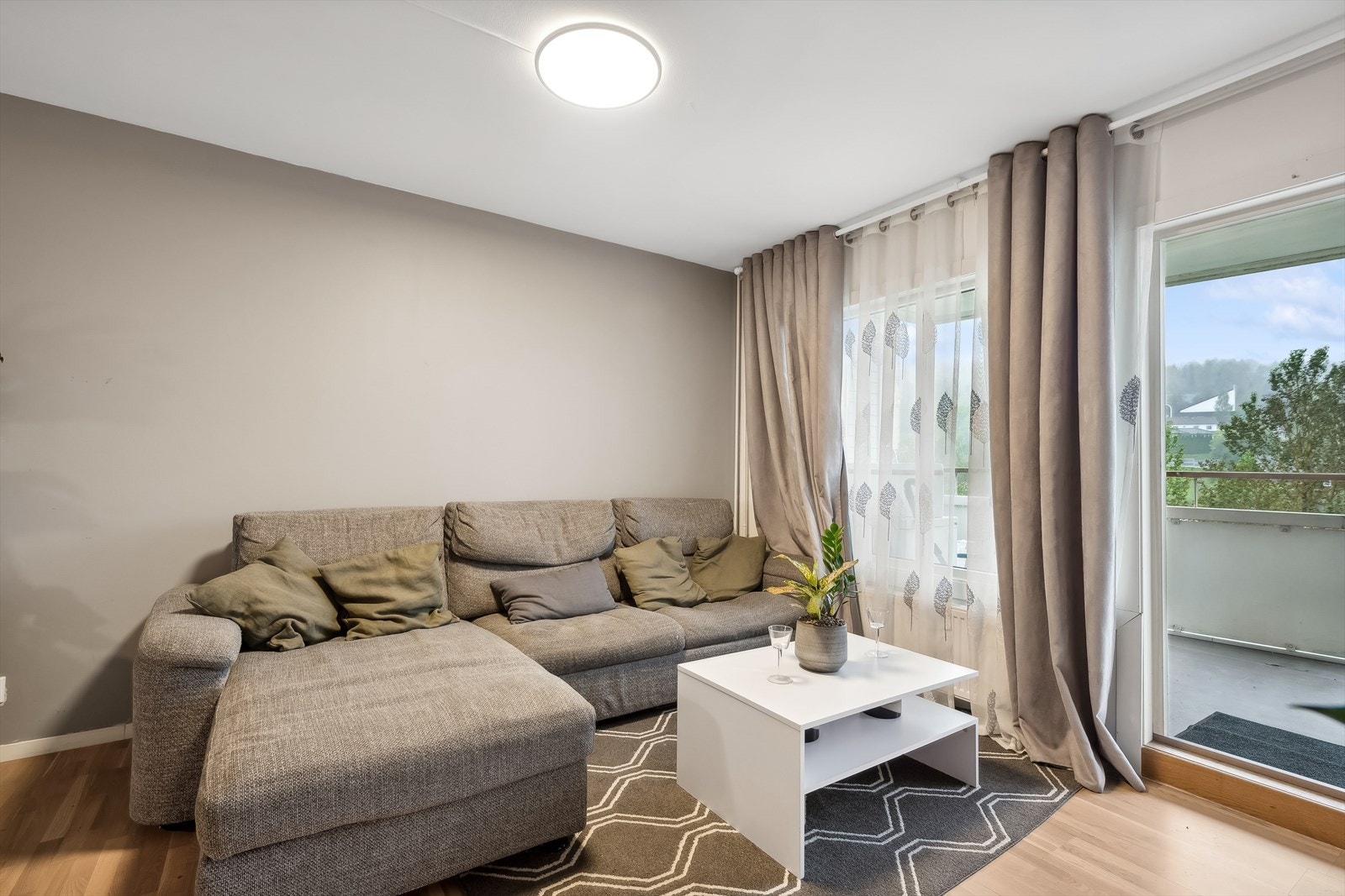 Fra stuen er det adkomst til balkong og soverom Galleribilde