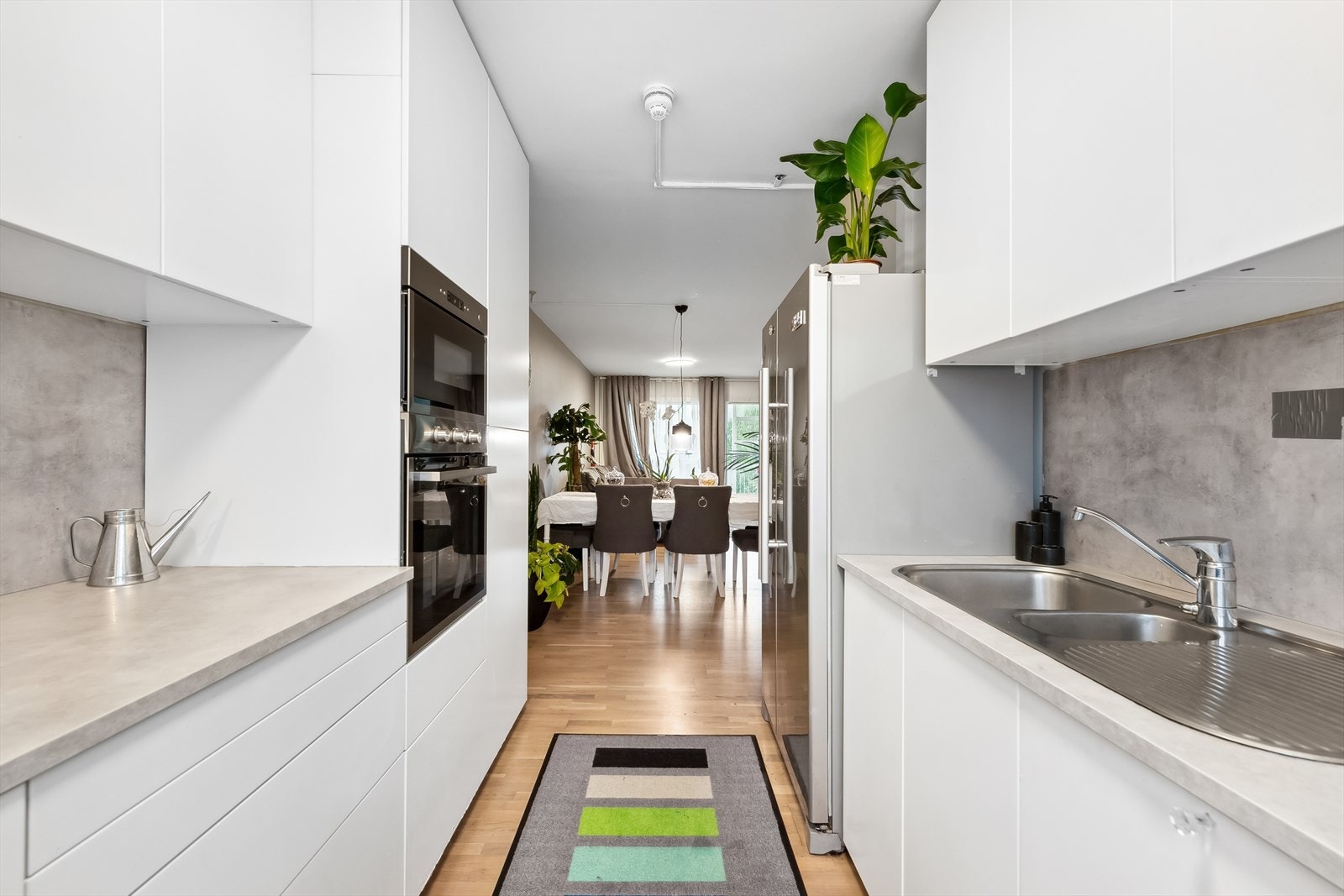 Integrerte hvitevarer som oppvaskmaskin, komfyr, platetopp og micro. Frittstående kjøleskap Galleribilde