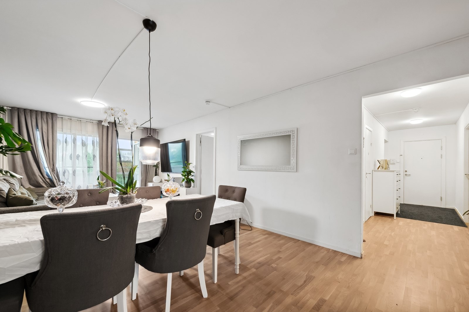 Stuen er malt i nøytrale farger som innbyr kreativitet med møblement og dekor Galleribilde