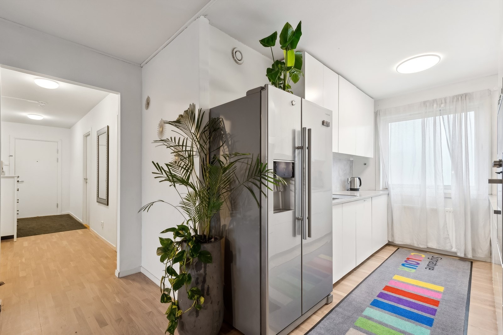 Kjøkkeninnredning fra 202 med glatte fronter og benkeplate av laminat Galleribilde