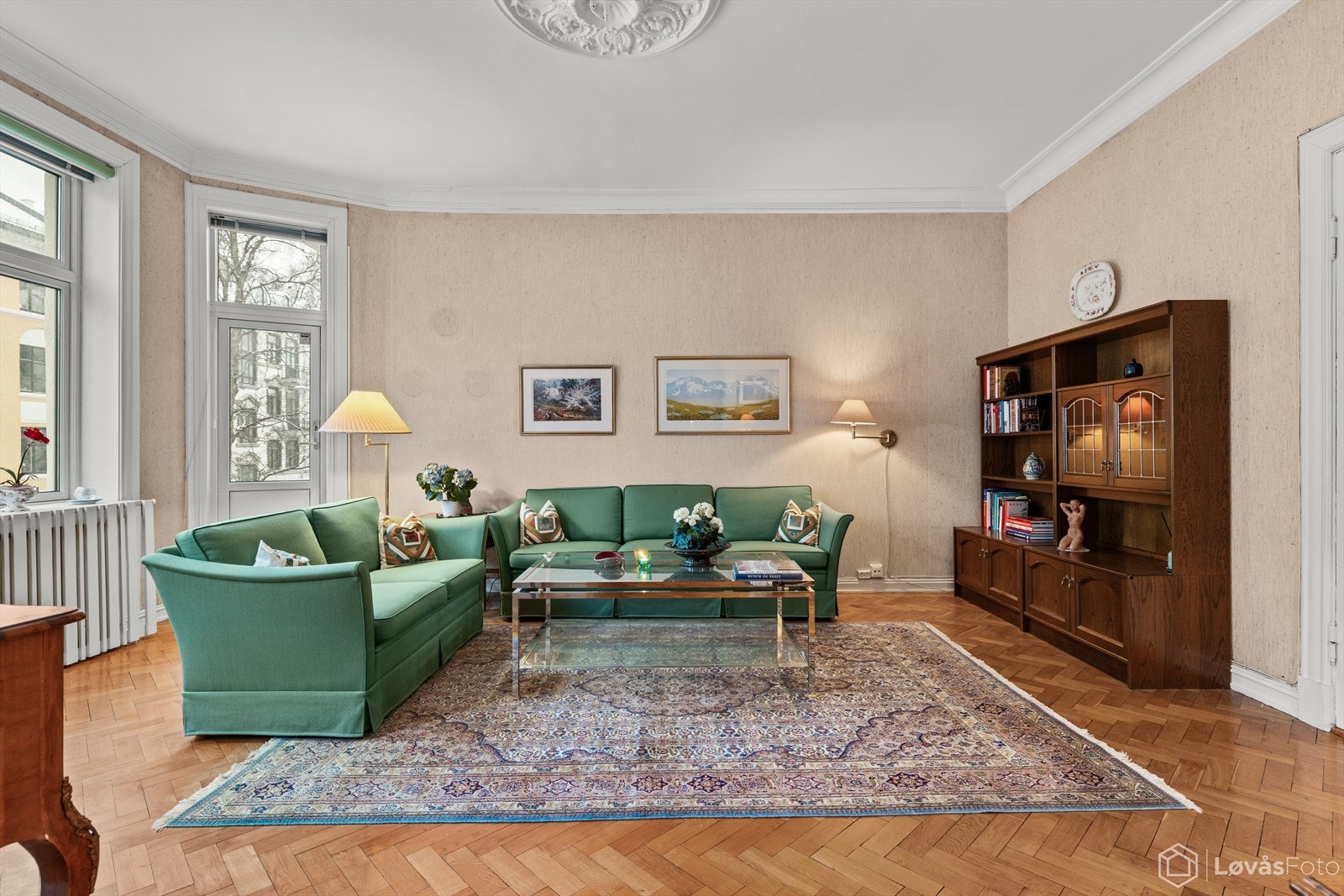 I likhet med spisestuen har stuen god takhøyde og store vindusflater. Galleribilde