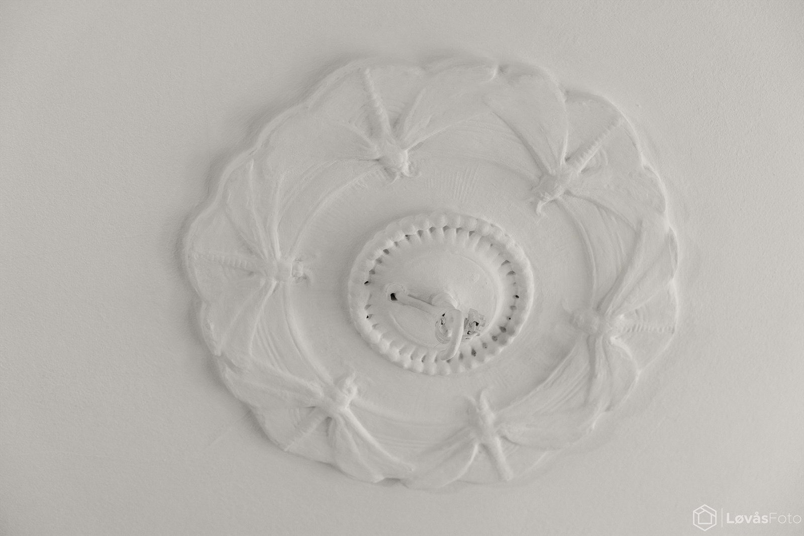 Original rosett i himling som understreker byggets klassiske preg. Fine detaljer som kan bevares og fremheves ved oppgradering. Galleribilde