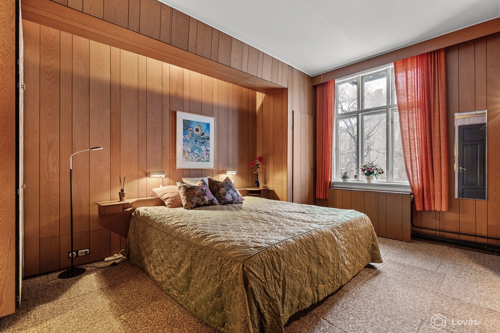 Romslig soverom med god plass til dobbeltseng. Galleribilde