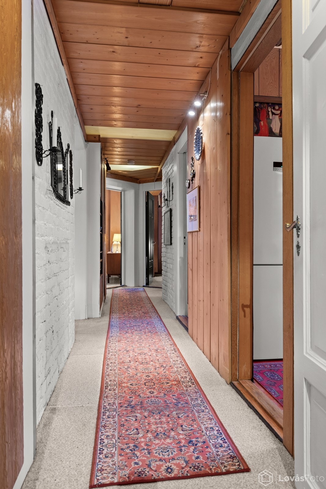 Gang med adkomst til alle rom. Overflater og himling i eldre utførelse gir mulighet for modernisering og helhetlig oppgradering. Galleribilde