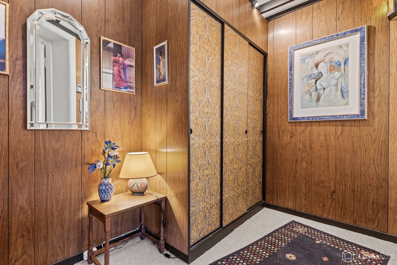 Entré med plassbygde skyvedørsgarderober og god oppbevaringsplass. Galleribilde