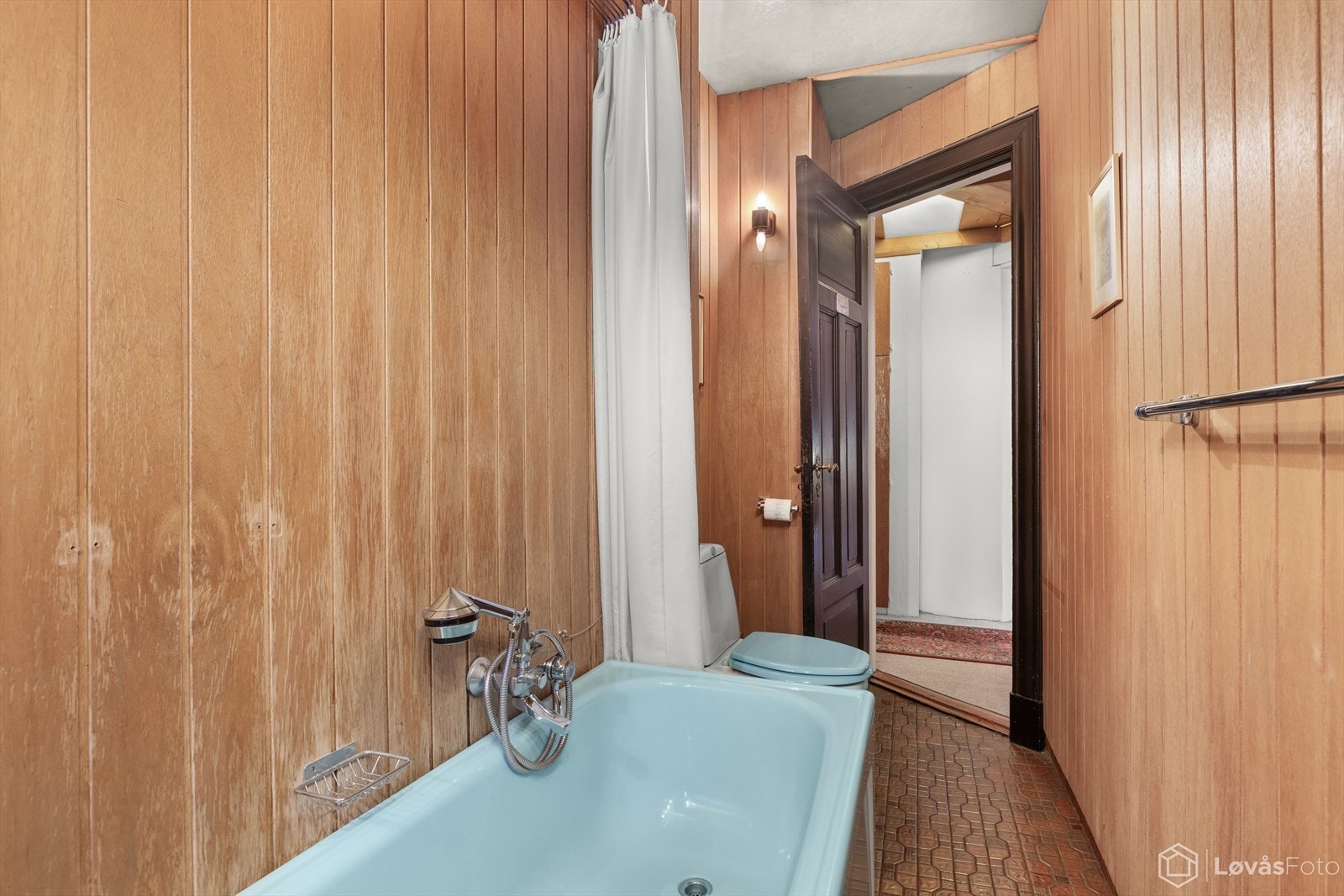 Mulighet for å utvide badet ved å ta areal fra tilstøtende soverom. Alternativ løsning med to bad av god størrelse - se planskisse 2. Galleribilde