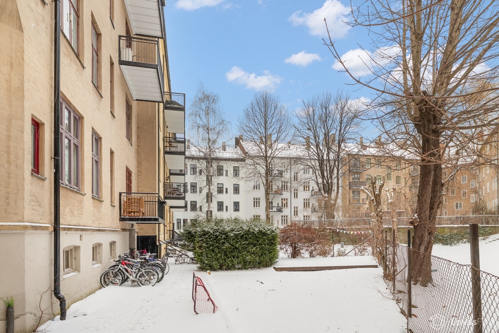Mot bakgård - her ses balkonger i bygget, og det antas mulig å etablere balkong fra soverom. Galleribilde