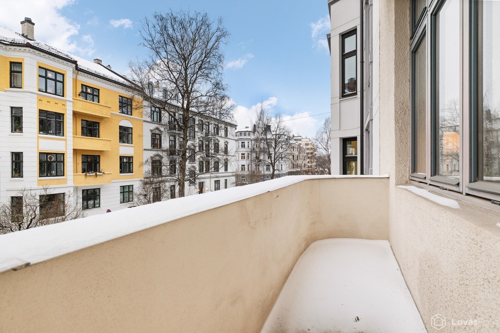 Fra stuen er det direkte utgang til balkong. Galleribilde