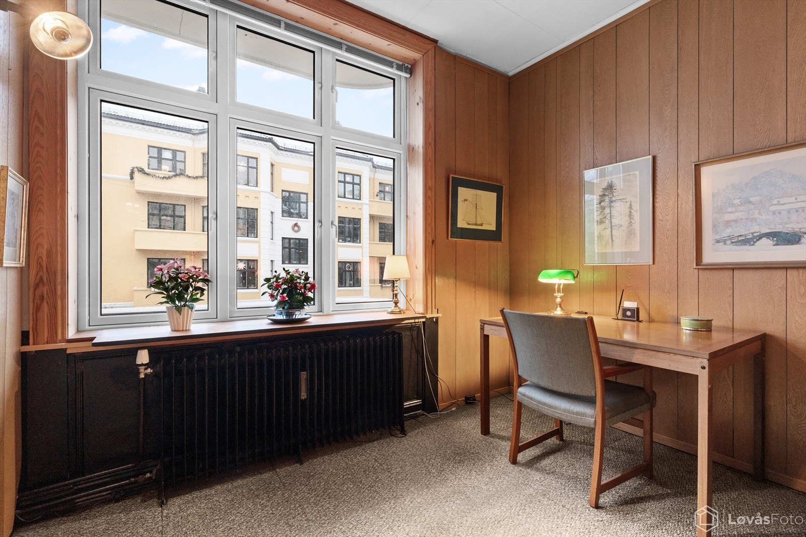 Godt lysinnslipp og balkong utenfor vinduet. Galleribilde
