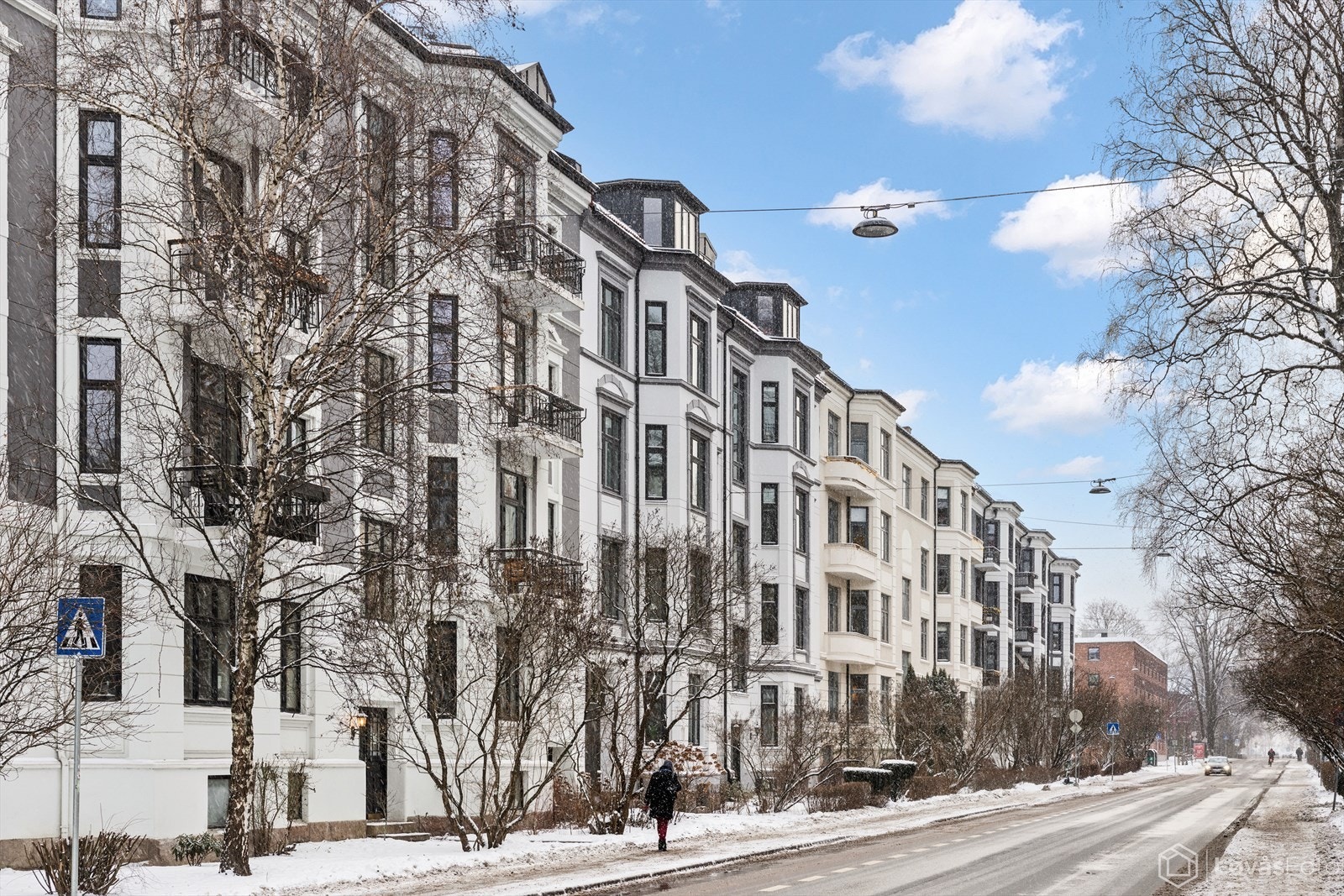 Velholdt bygård med pene fasader og balkonger. Galleribilde