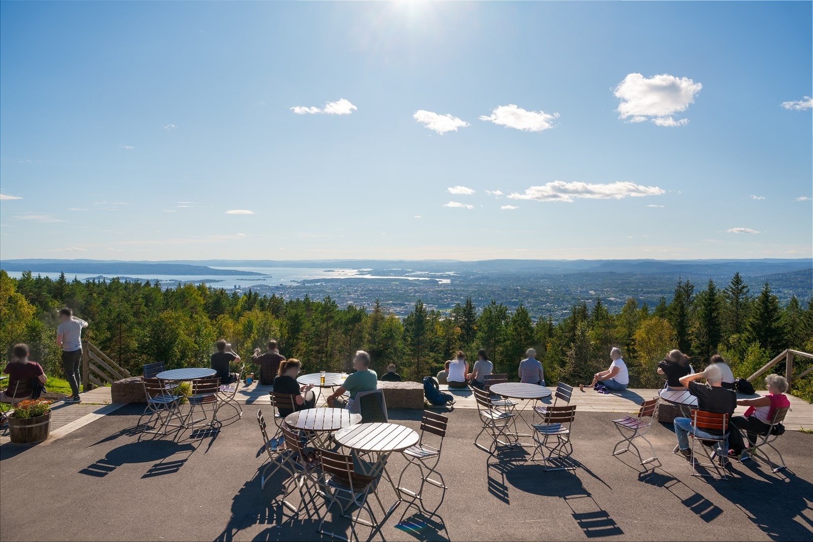 På toppen av Grefsenåsen ligger Grefsenkollen restaurant med panoramautsikt over Oslo, kjent for å arrangere den årlige festivalen Over Oslo . Galleribilde