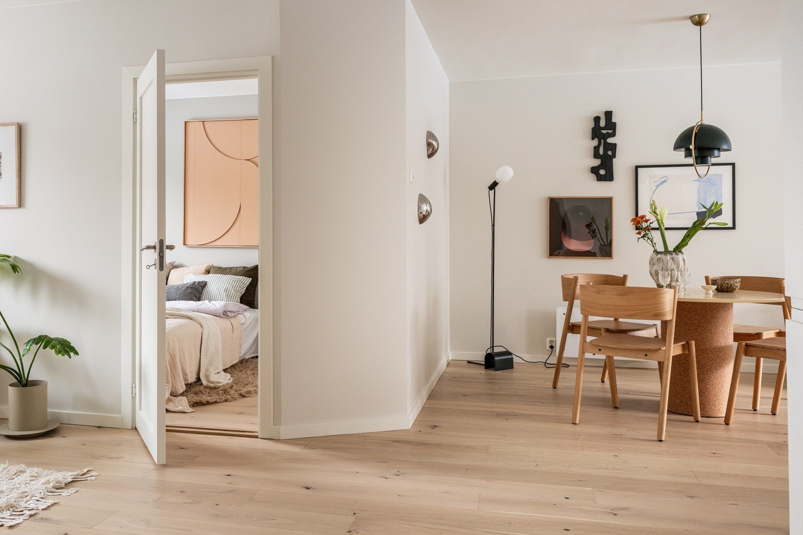 Hele leiligheten er malt i lyse og innbydende farger i 2025 som skaper en lys og åpen atmosfære. Galleribilde