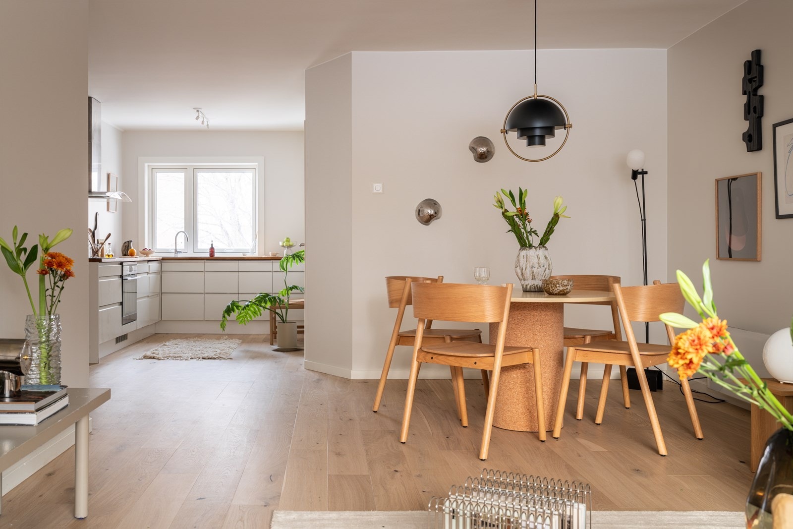 Parketten i leiligheten har blitt slipt og lakket med hvitpigmentert lakk i 2025. Galleribilde