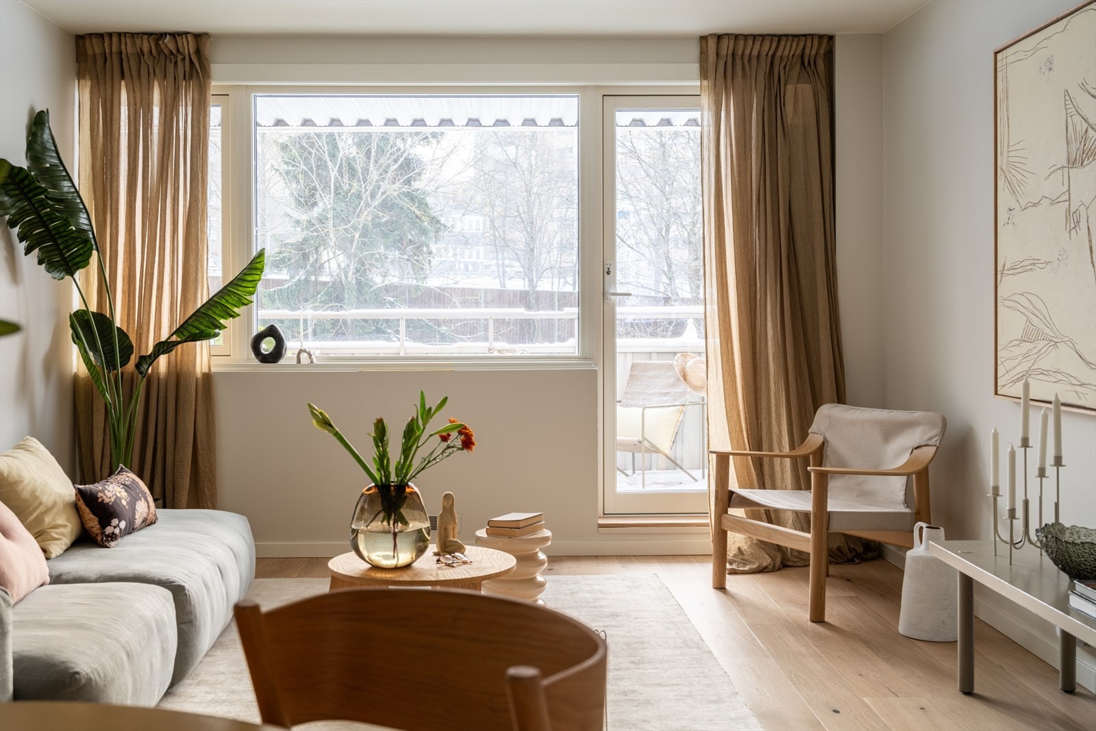 Fra stuen er det utgang til en balkong på ca. 8 kvm med gode solforhold. Galleribilde