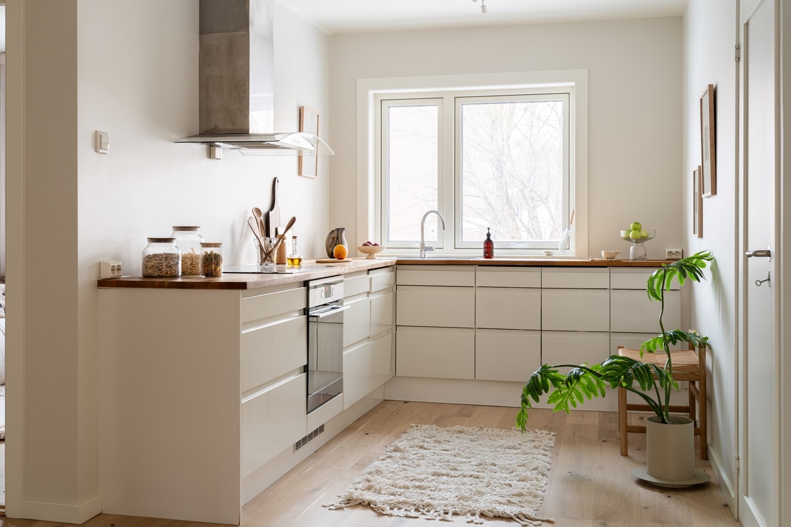 Moderne HTH kjøkken i en delvis åpen løsning fra 2016, i lyse farger som gir et lyst og luftig preg. Galleribilde