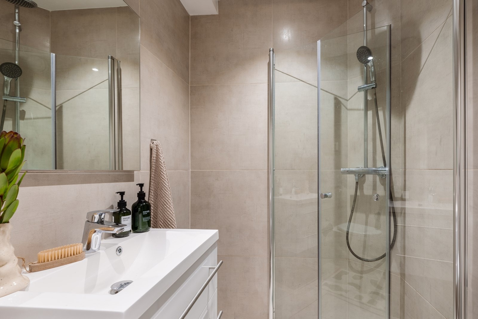 Innfellbare dusjvegger i herdet glass. Galleribilde