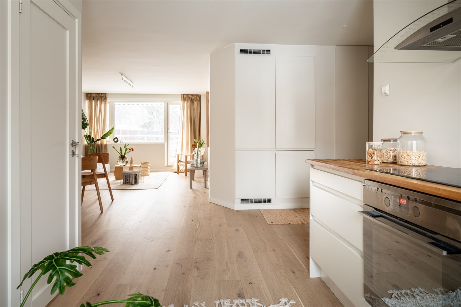 Lys og åpen planløsning med god soneinndeling. Galleribilde