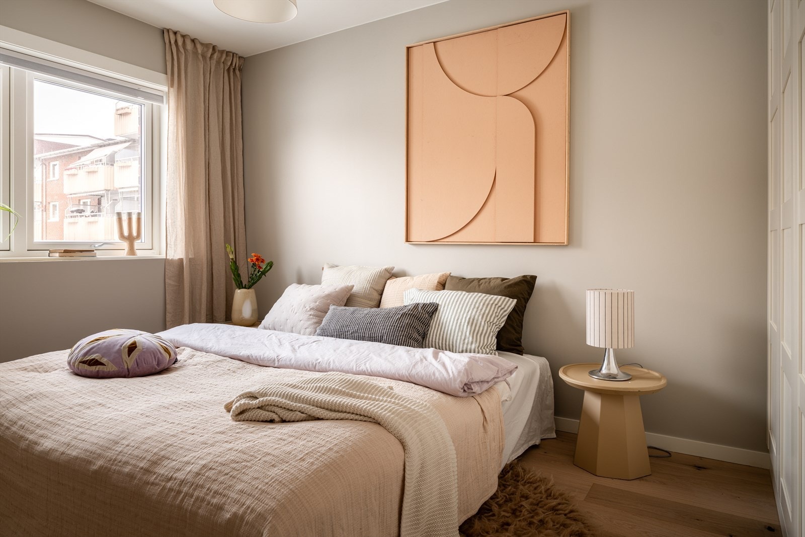 Hovedsoverommet er romslig og har plass til dobbeltseng med tilhørende nattbord. Galleribilde