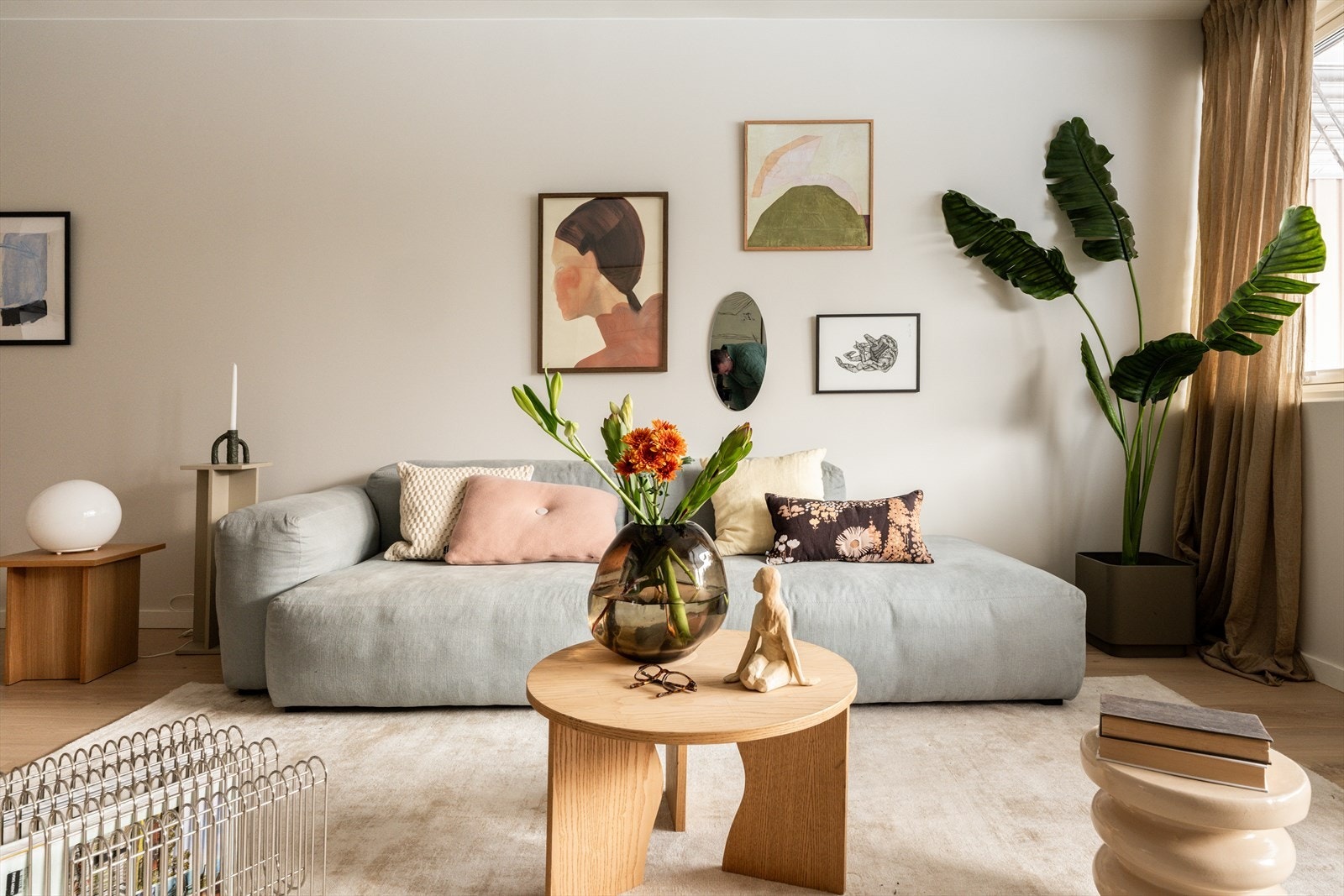 Dette er en lys og tiltalende 3-roms leilighet som ble totaloppusset i 2016, samt overflateoppusset i 2025 Galleribilde