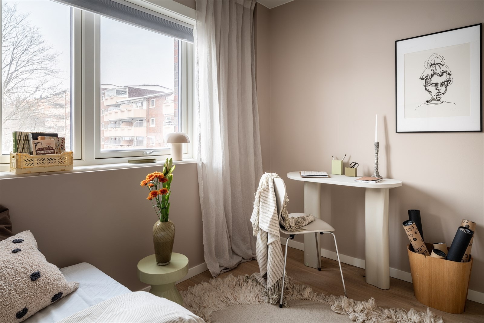 Soverommet passer utmerket som barnerom, og er malt i fargen "soft skin" Galleribilde