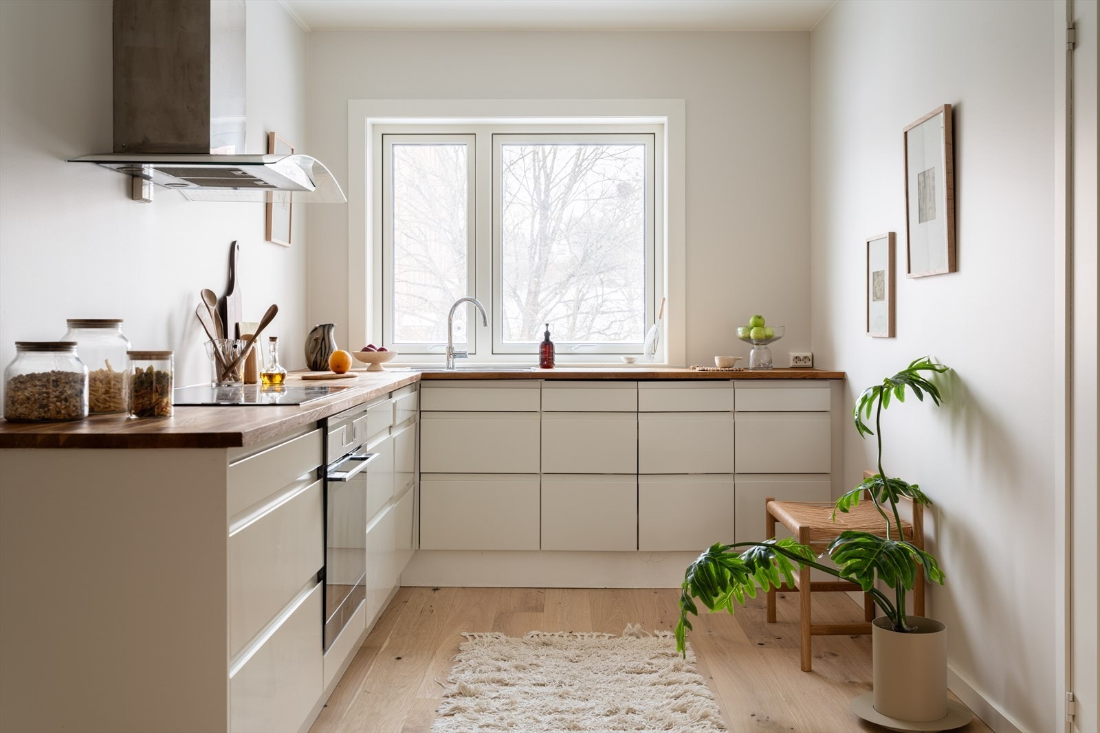 God plass til matlaging med rikelig oppbevaringsplass. Galleribilde