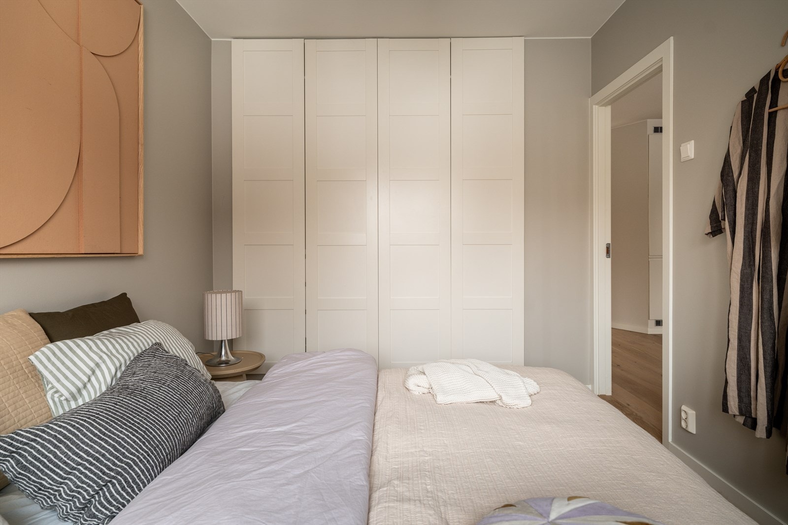 God plass til stort garderobeskap med rikelig plass til klær og personlige eiendeler. Galleribilde