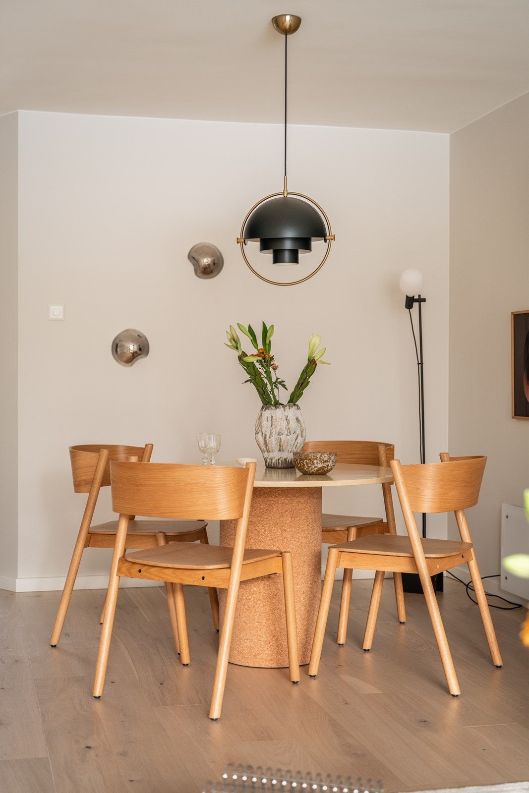 God plass til spisebord, perfekt for hyggelige sammenkomster med venner og familie. Galleribilde