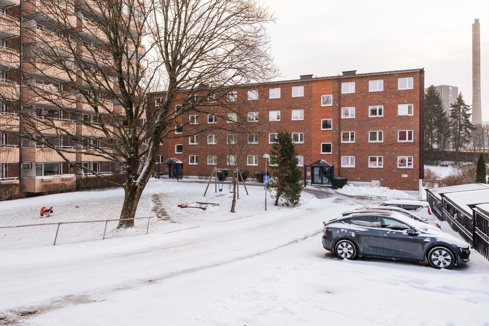 Borettslaget har gratis, oppmerkede parkeringsplasser for beboerne i borettslaget i Disenveien. Mulighet for leie av garasje og egen biloppstillingsplass, som blir fordelt etter ventelister. Galleribilde