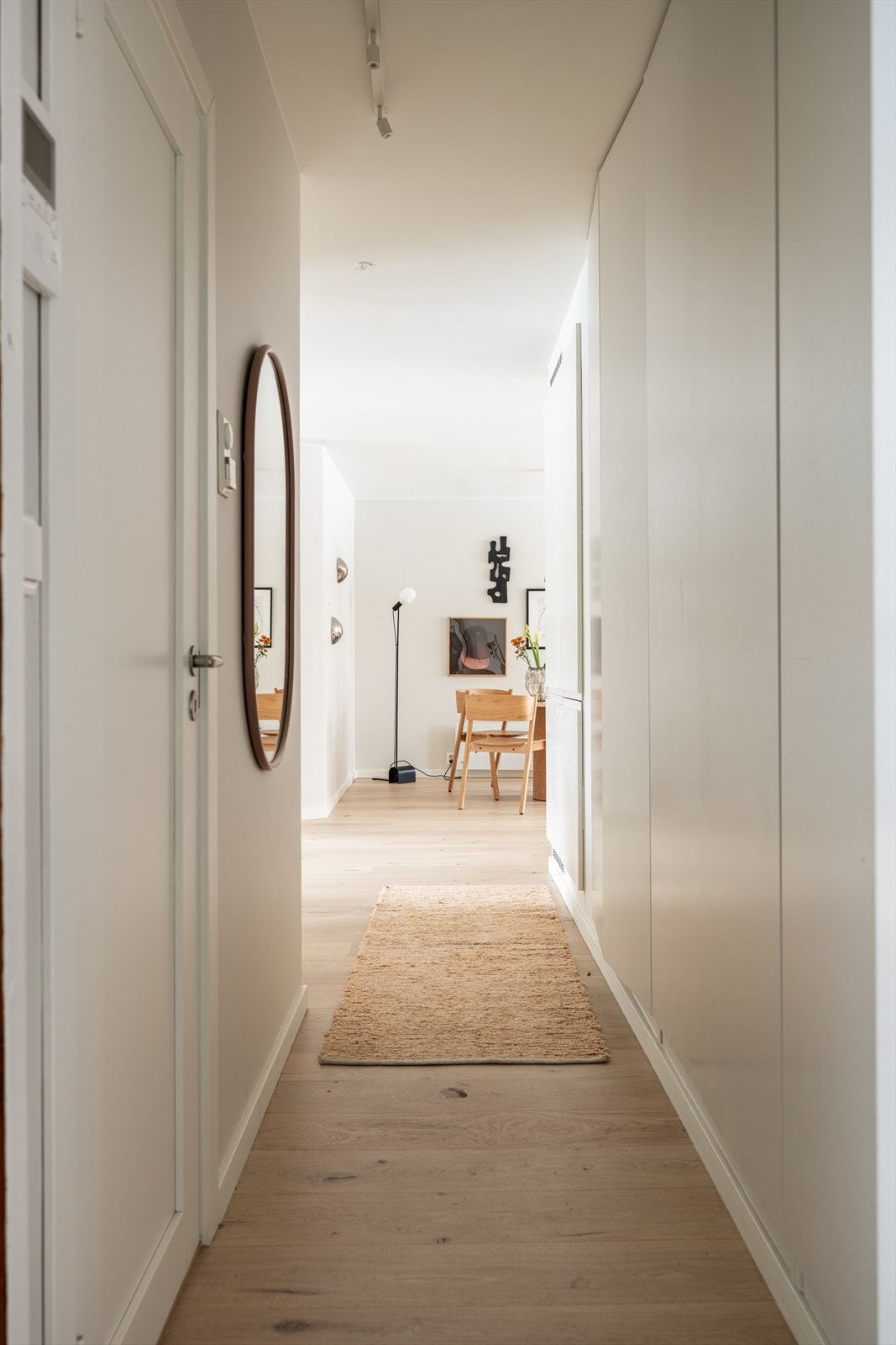 Gangen fremstår lys og innbydende, med mulighet for oppheng av ytterklær i velutformede integrerte garderobeskap. Galleribilde