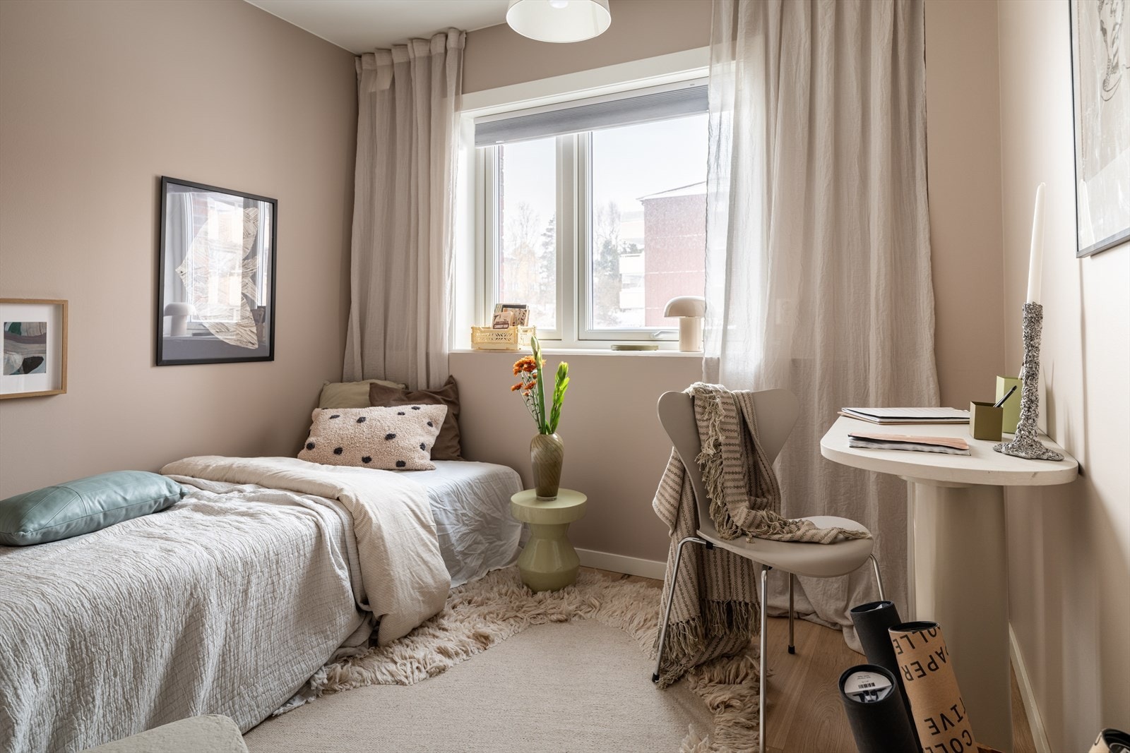 Boligens andre soverom er også romslig og har god plass til seng og tilhørende møblement. Galleribilde