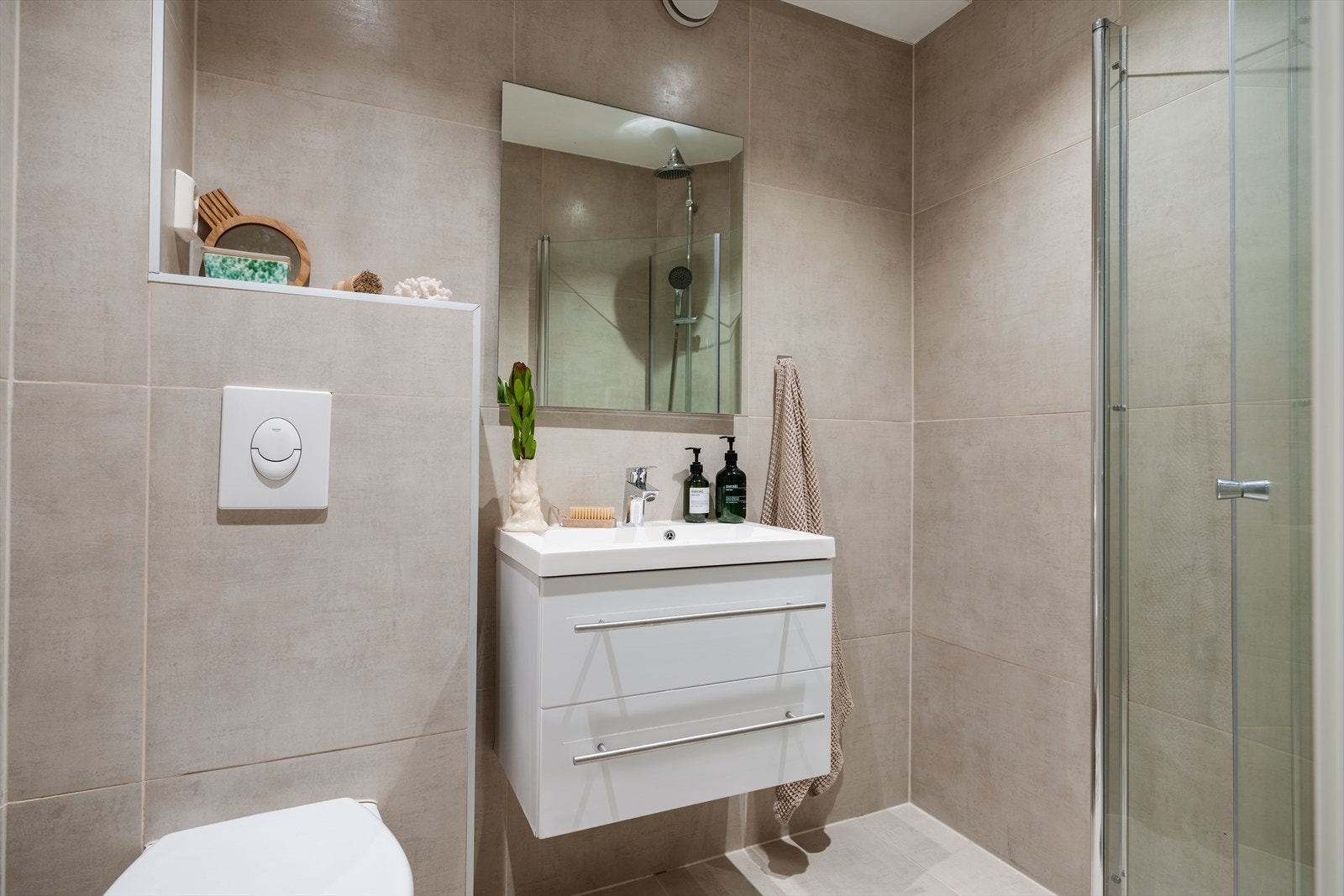 Delikat og moderne bad, totalrenovert i 2016 iflg tidligere salgsoppgave. Galleribilde