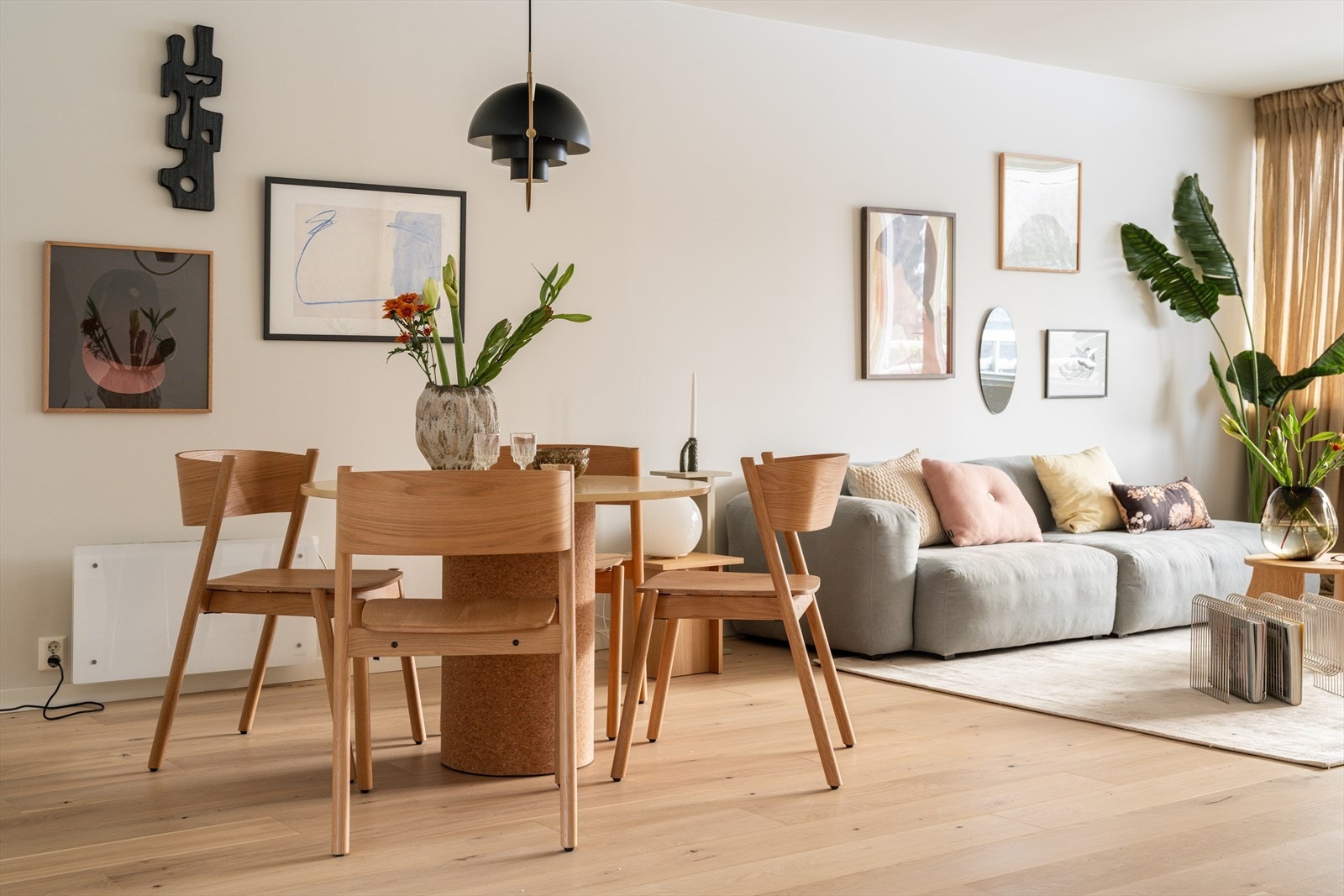 Stuen har en god størrelse og gir fleksible møbleringsmuligheter med plass til spisebord og sofa. Galleribilde