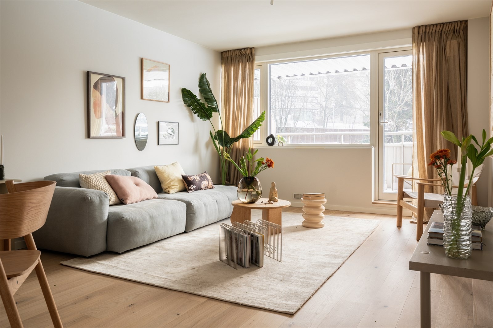 Leiligheten har store vindusflater som gir godt med naturlig lys. Galleribilde