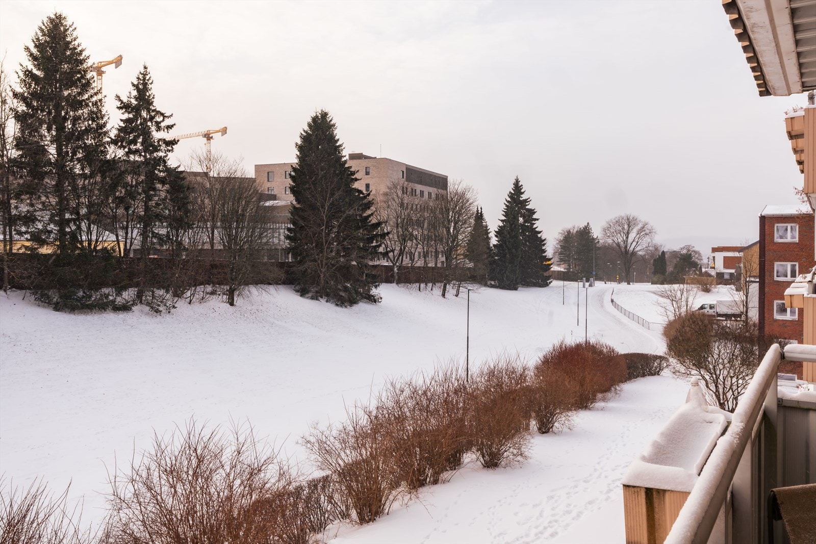 Balkongen byr på fin utsikt, med frodige og grønne omgivelser om sommeren. Galleribilde
