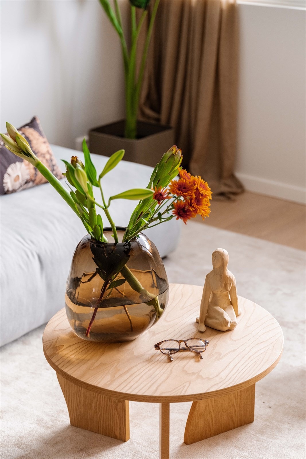 Stue og kjøkken er nymalt i 2025 i delikate "frostrøyk" Galleribilde