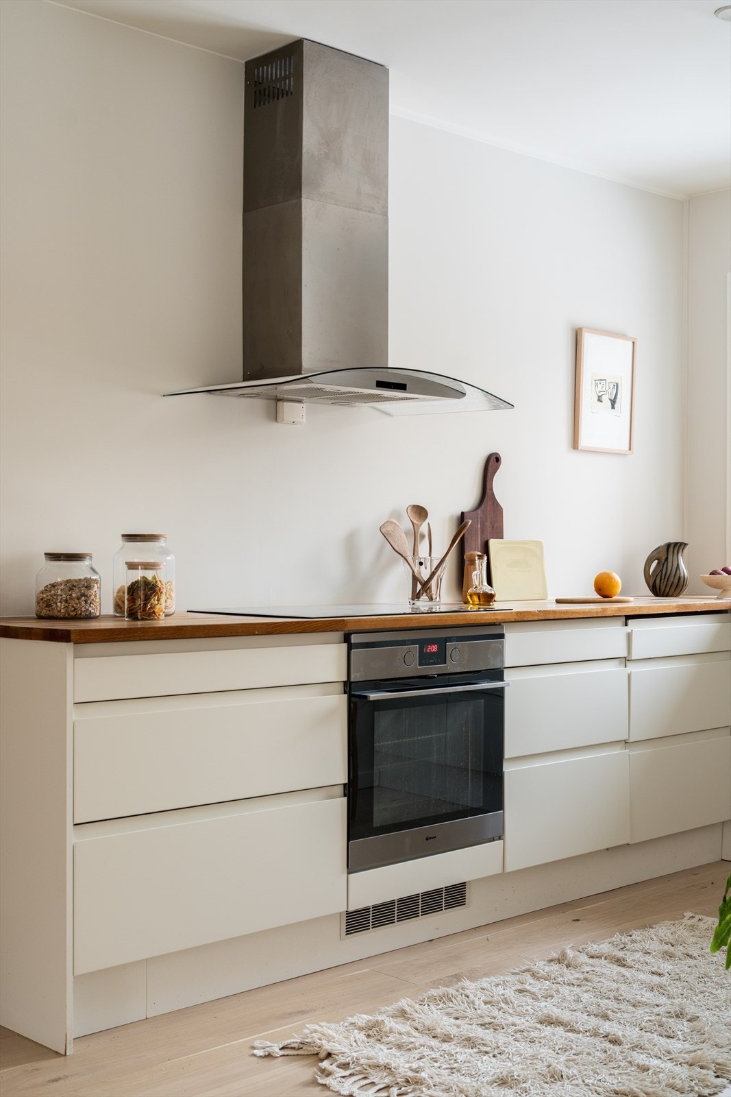 Kjøkkenet har glatte fronter og benkeplate av heltre, med integrert frys/kjøleskap, oppvaskmaskin, vaskemaskin, platetopp, stekeovn, vannstopper og komfyrvakt. Galleribilde