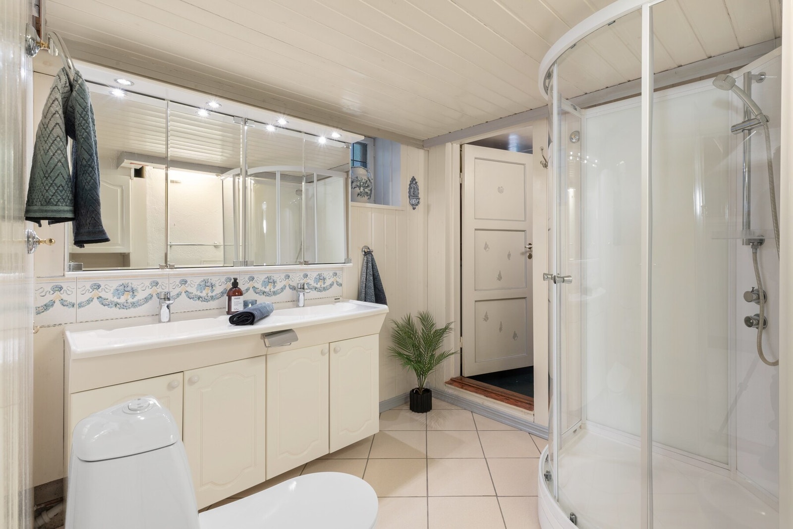 Toalettrom/bad i kjeller (rommet har ikke et sluk, men bare avløp) Galleribilde