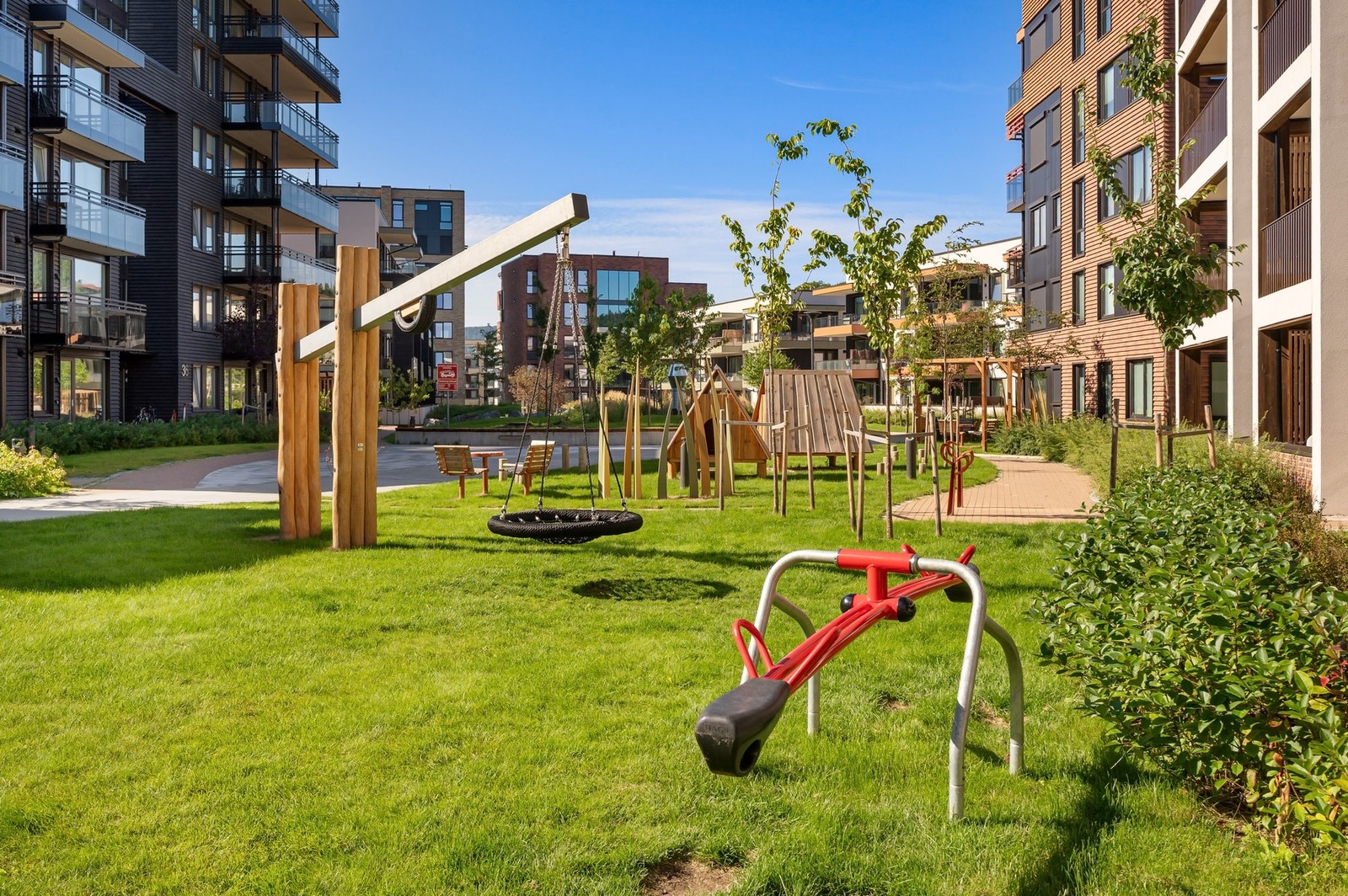 Uteområde med lekeplass og grønne omgivelser - ideelt for både store og små. Galleribilde