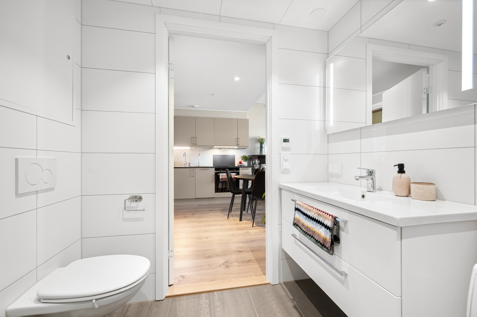 Lyst flislagt bad på 3,7 m² med behagelig gulvvarme. Galleribilde