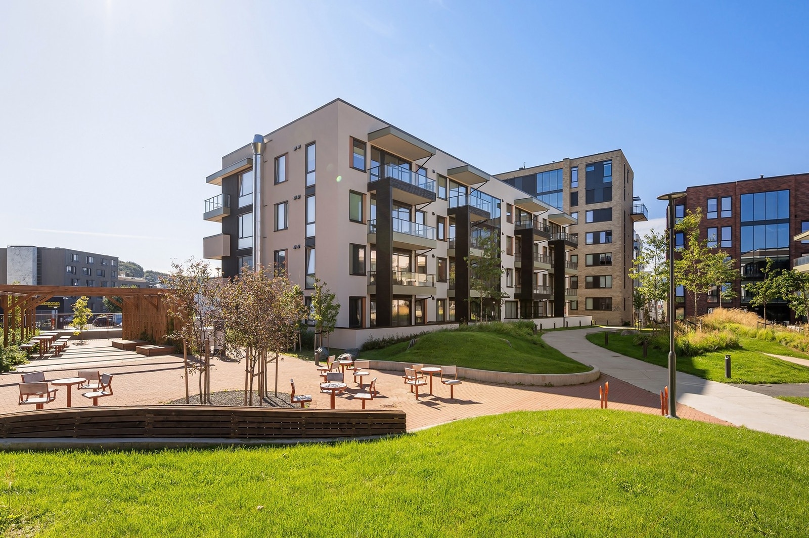 Moderne arkitektur og grønne omgivelser preger boligområdet på Nyhavna. Galleribilde