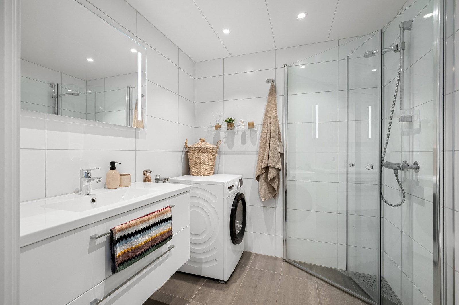 Godt med oppbevaringsplass i tilhørende innredning. Galleribilde