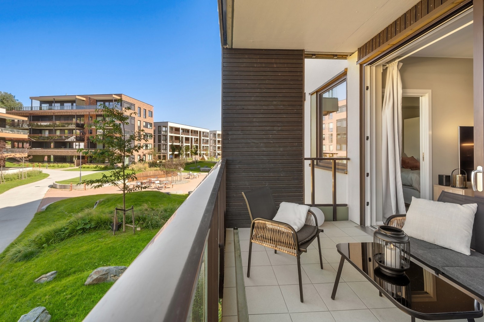 Området rundt boligen er pent opparbeidet med store grøntarealer og mange sitteplasser. Galleribilde