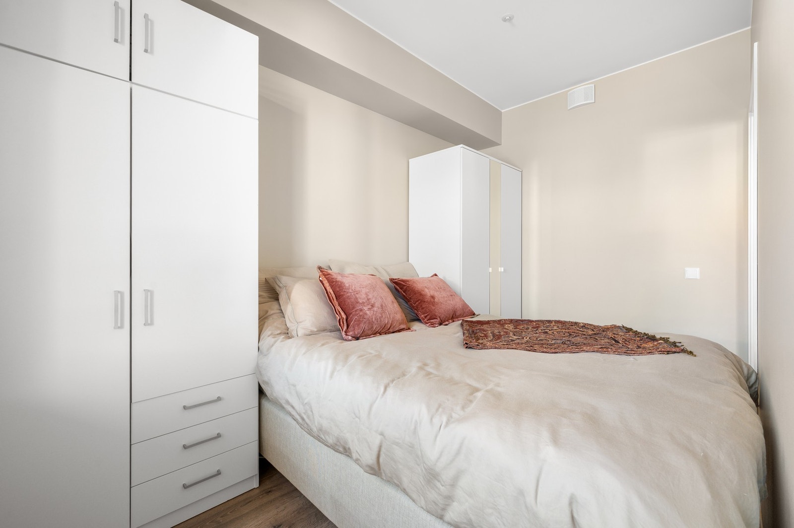 Her er det god plass til både dobbeltseng og garderobeskap på begge sider. Galleribilde